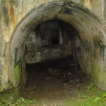 Widok z korytarza na strzelnicę.