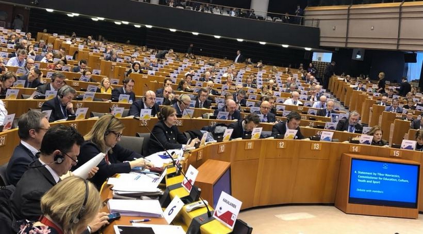 Europejski Komitet Regionów przeciw fake newsom, dezinformacji i propagandzie