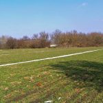 Docieramy do skrzyżowania dróg na skraju lasu. Polna droga, którą przyjechaliśmy z południa w tym miejscu rozchodzi się w dwóch kierunkach poruszając się nią w kierunku zachodnim dotrzecie do „Fortu Lit. L”. Natomiast, jeżeli swe kroki skierujemy w kierunku wschodnim dotrzemy w pobliże „Baterii Alteryjskiej Kolonia Dobratycze”.