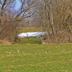 Docieramy do skrzyżowania dróg na skraju lasu. Polna droga, którą przyjechaliśmy z południa w tym miejscu rozchodzi się w dwóch kierunkach poruszając się nią w kierunku zachodnim dotrzecie do „Fortu Lit. L”. Natomiast, jeżeli swe kroki skierujemy w kierunku wschodnim dotrzemy w pobliże „Baterii Alteryjskiej Kolonia Dobratycze”.