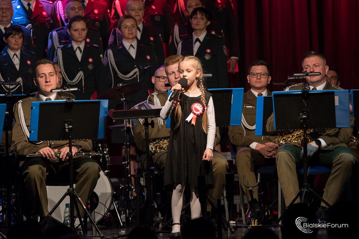 Służby mundurowe śpiewają Niepodległej