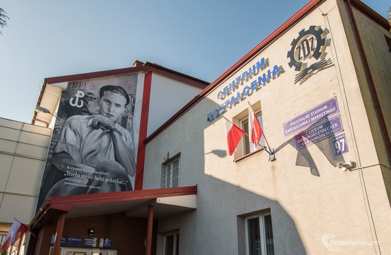 Odsłonięcie muralu poświęconego Krzysztofowi Kamilowi Baczyńskiemu w ZDZ
