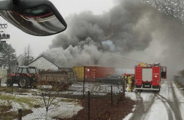 Pożar hali produkcyjnej w Sławacinku Starym