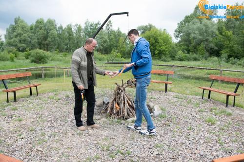 Tereny rekreacyjne przy żółtej wodzie otwarte