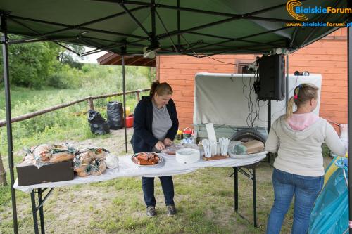 Tereny rekreacyjne przy żółtej wodzie otwarte