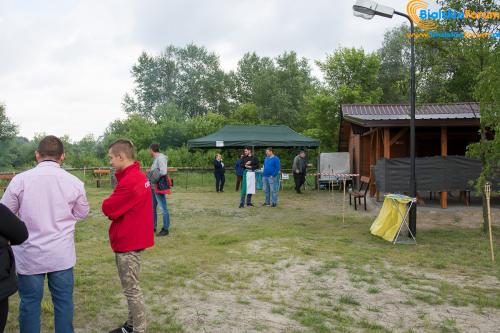 Tereny rekreacyjne przy żółtej wodzie otwarte