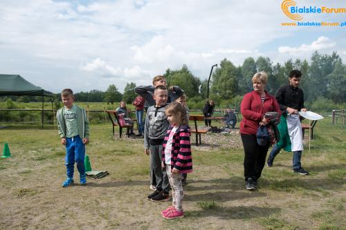 Tereny rekreacyjne przy żółtej wodzie otwarte