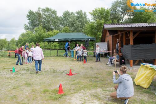 Tereny rekreacyjne przy żółtej wodzie otwarte