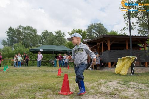 Tereny rekreacyjne przy żółtej wodzie otwarte
