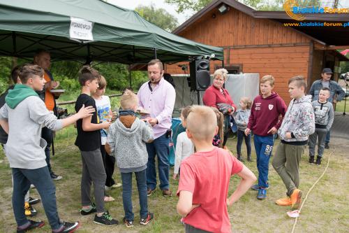 Tereny rekreacyjne przy żółtej wodzie otwarte