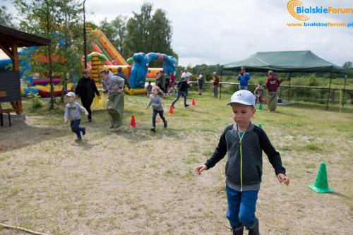 Tereny rekreacyjne przy żółtej wodzie otwarte