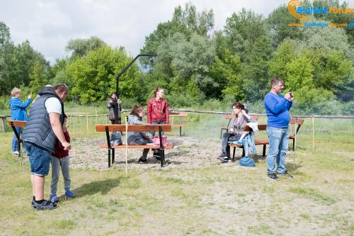 Tereny rekreacyjne przy żółtej wodzie otwarte