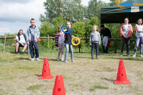 Tereny rekreacyjne przy żółtej wodzie otwarte