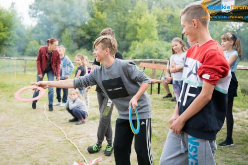 Tereny rekreacyjne przy żółtej wodzie otwarte