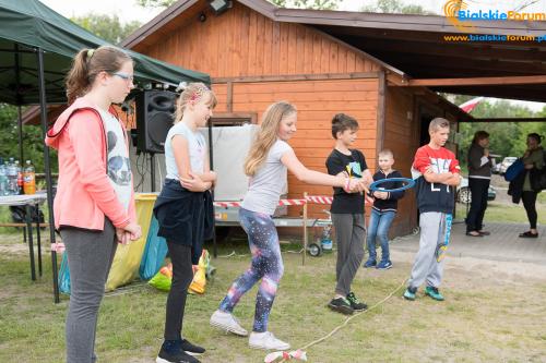 Tereny rekreacyjne przy żółtej wodzie otwarte