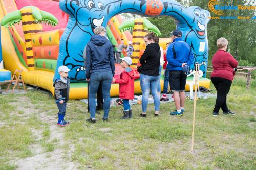Tereny rekreacyjne przy żółtej wodzie otwarte