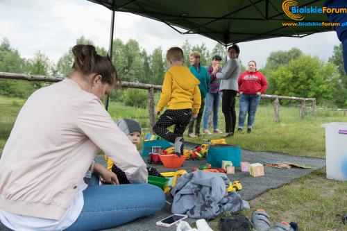 Tereny rekreacyjne przy żółtej wodzie otwarte