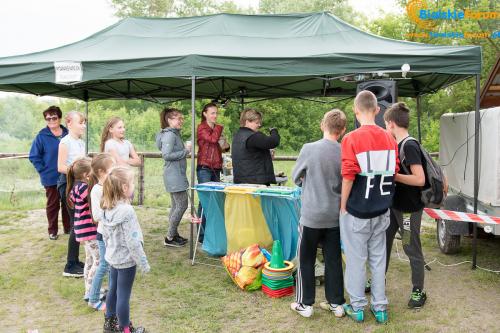 Tereny rekreacyjne przy żółtej wodzie otwarte