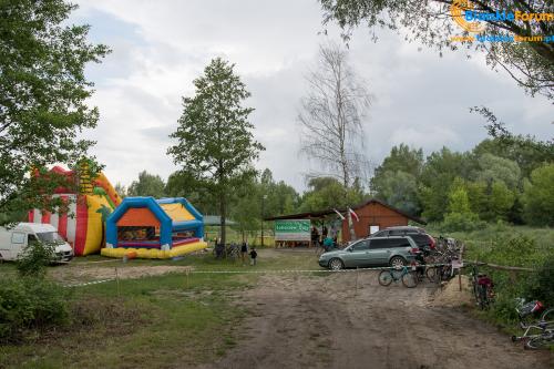 Tereny rekreacyjne przy żółtej wodzie otwarte