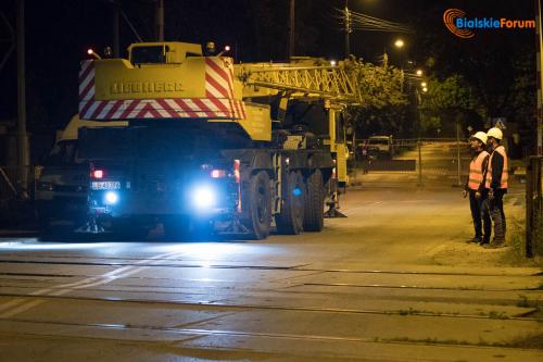 Demontaż kładki przy przejeździe kolejowym na ulicy Łomaskiej