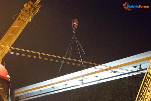 Demontaż kładki przy przejeździe kolejowym na ulicy Łomaskiej