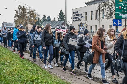 Protesty w Szkoły ZDZ im. Krzysztofa Kamila Baczyńskiego w Białej Podlaskiej 1023