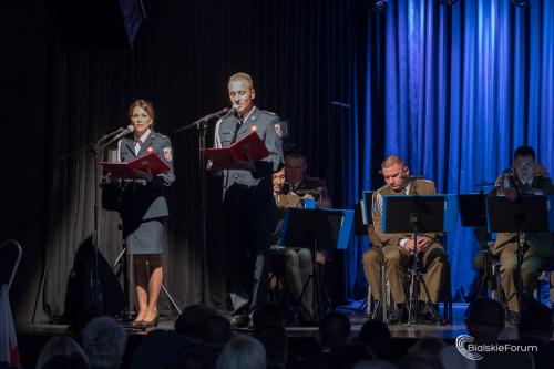 Sluzby-mundurowe-spiewaja-Niepodleglej 1008