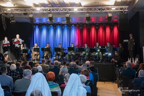 Sluzby-mundurowe-spiewaja-Niepodleglej 1010