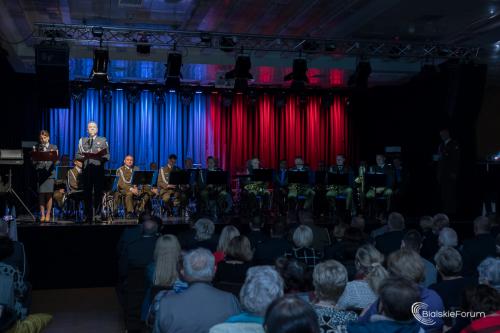 Sluzby-mundurowe-spiewaja-Niepodleglej 1011