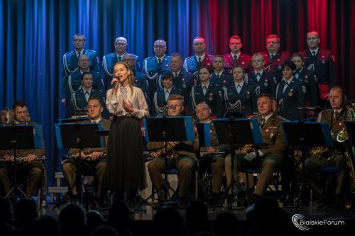 Sluzby-mundurowe-spiewaja-Niepodleglej 1024