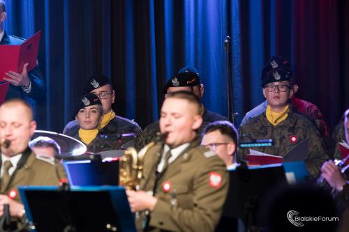 Sluzby-mundurowe-spiewaja-Niepodleglej 1035