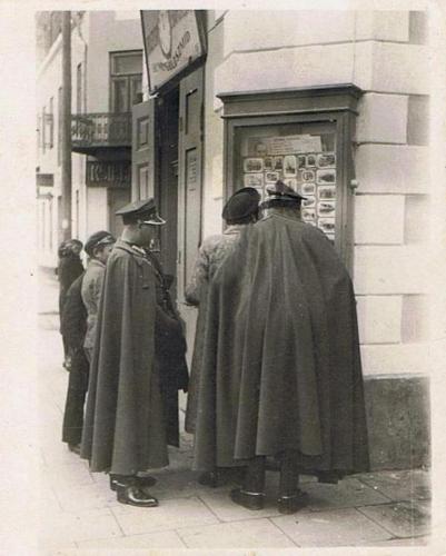 1926 Polscy oficerowie przed zakładem fotograficznym mieszczącym się w gmachu magistratu