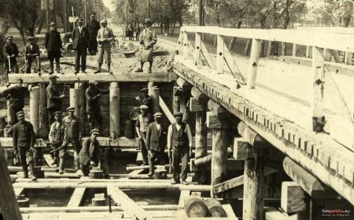 1935 Budowa drewnianego mostu na Krznie