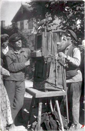 Lata 1918-1930 Kataryniarz na niezidentyfikowanej ulicy w Białej Podlaskiej