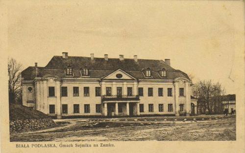 Lata 1930-1939 Jedna z oficyn pałacu Radziwiłłów obecnie siedziba biblioteki miejskiej